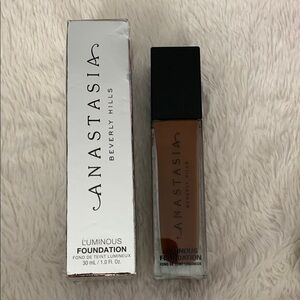 Anastasia Beverly Hills Tan Foundation 520W for a Radiant Finish